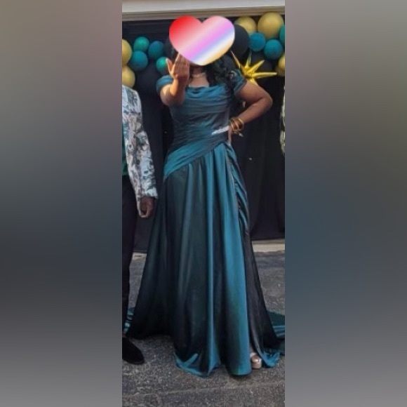 Emerald green off the shoulder Prom dress - Picture 2 of 3